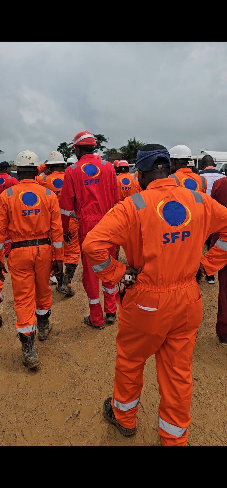 Collaborateurs SFP en tenue de sécurité sur un site industriel