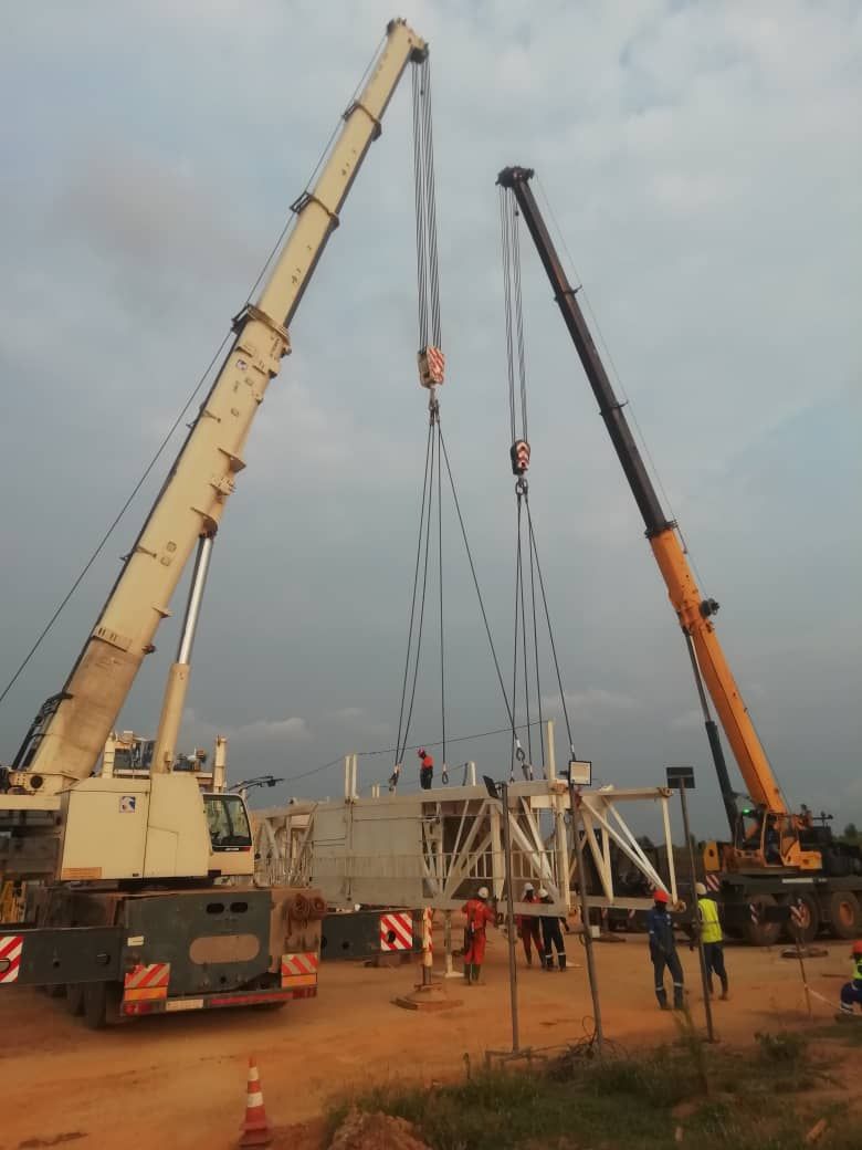 Grues mobiles lors de la mobilisation et du montage d'un appareil de forage