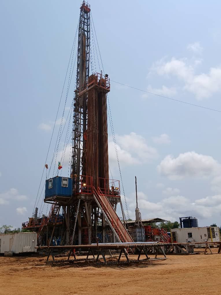 Rig MR-8000 Drillmec de la SFP dressé sous le ciel, mât de 1080 HP